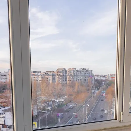 Apartment Central With Skyline View